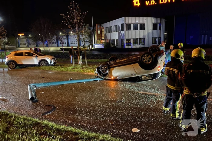 Auto komt op dak terecht na ongeval