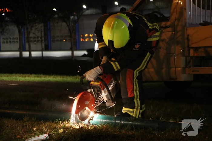 Auto komt op dak terecht na ongeval