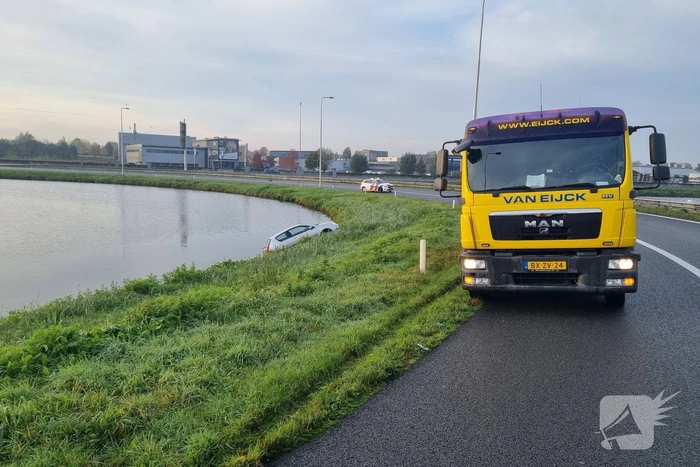 Bestuurder raakt in de slip en belandt te water