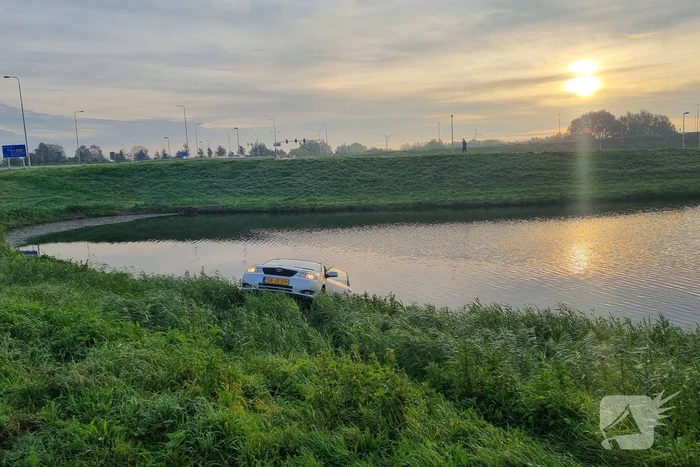 Bestuurder raakt in de slip en belandt te water