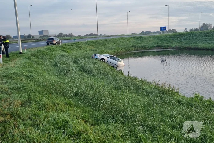 Bestuurder raakt in de slip en belandt te water
