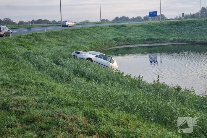 Bestuurder raakt in de slip en belandt te water