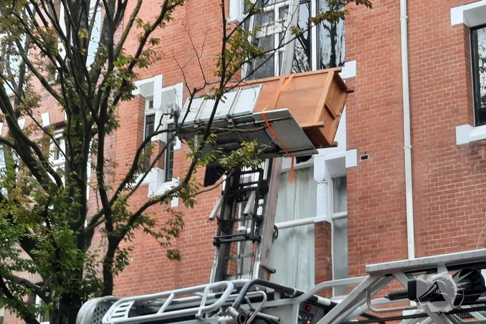 Verhuislift raakt vast in takken van boom