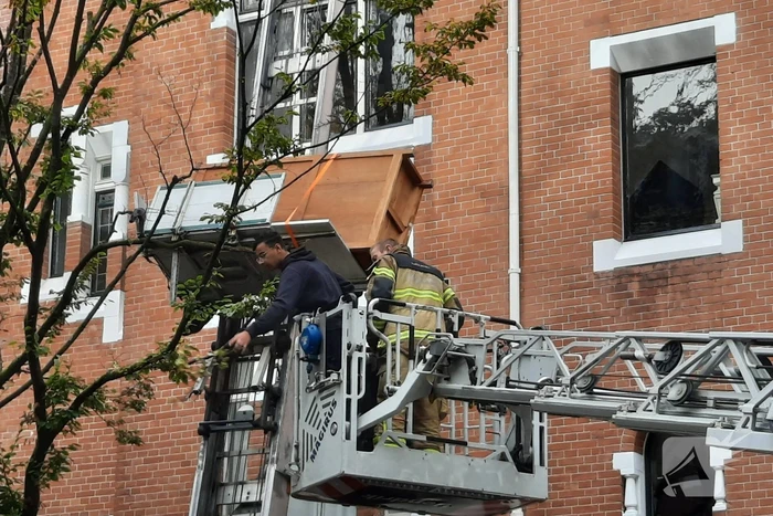 Verhuislift raakt vast in takken van boom