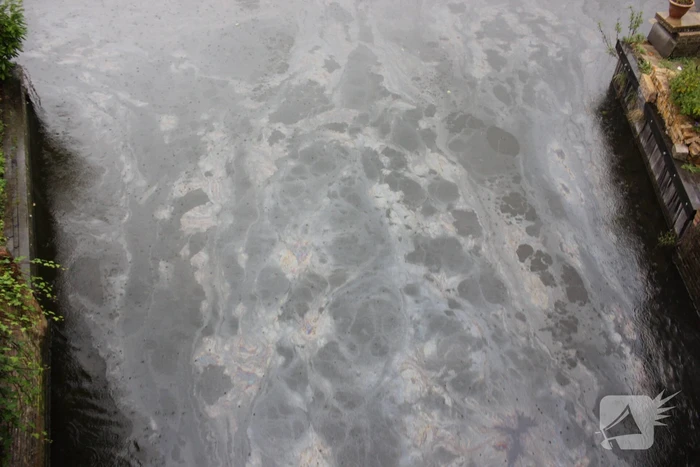 Flinke olielekkage in woonboot