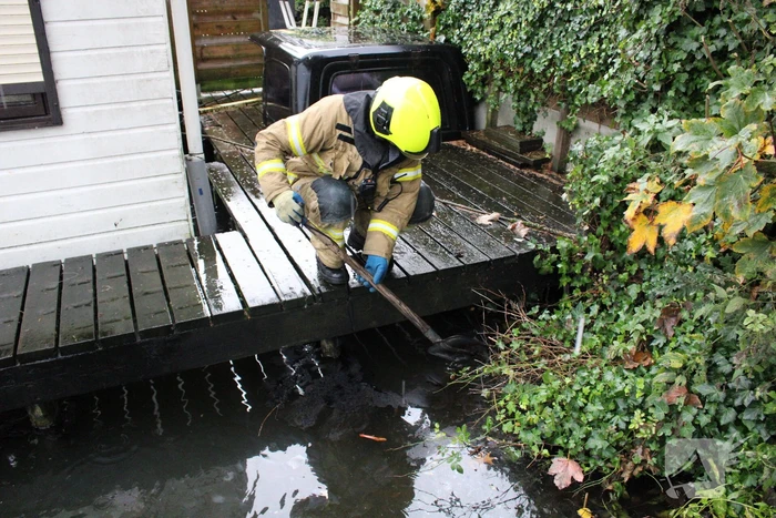 Flinke olielekkage in woonboot