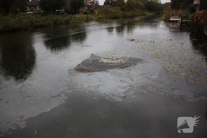 Flinke olielekkage in woonboot