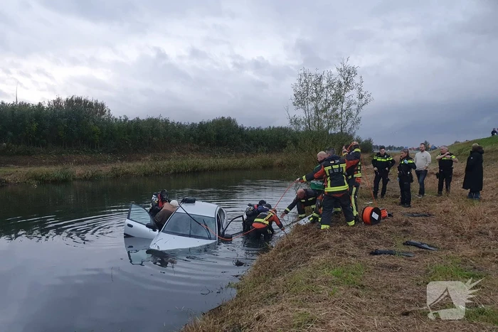 Auto raakt te water, twee inzittenden gered