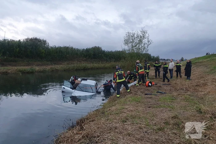 Auto raakt te water, twee inzittenden gered