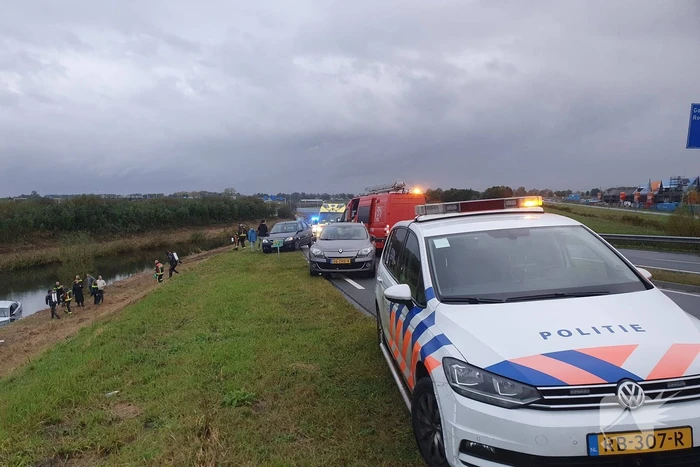 Auto raakt te water, twee inzittenden gered