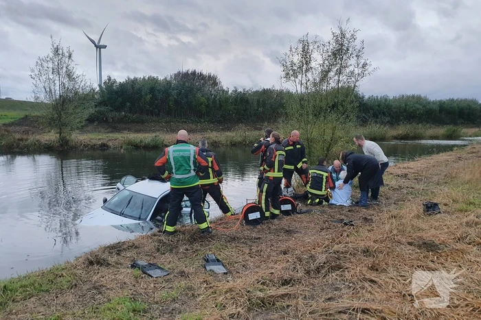Auto raakt te water, twee inzittenden gered