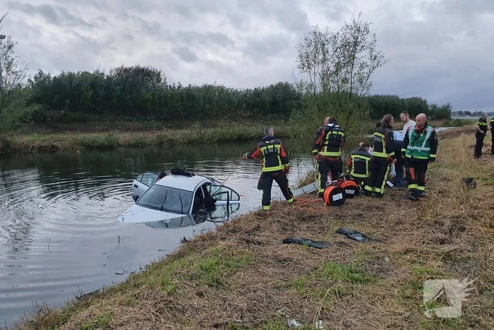 Auto raakt te water, twee inzittenden gered