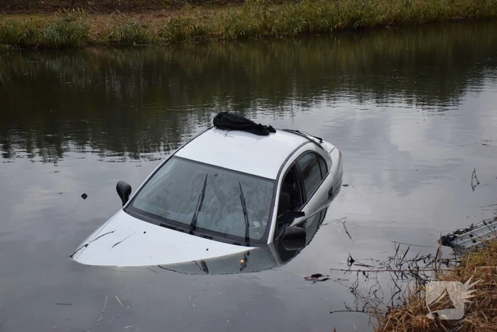 Auto raakt te water, twee inzittenden gered