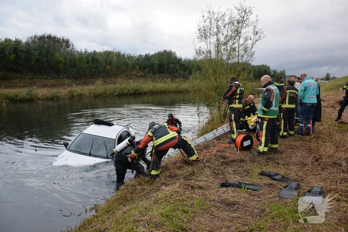 Auto raakt te water, twee inzittenden gered