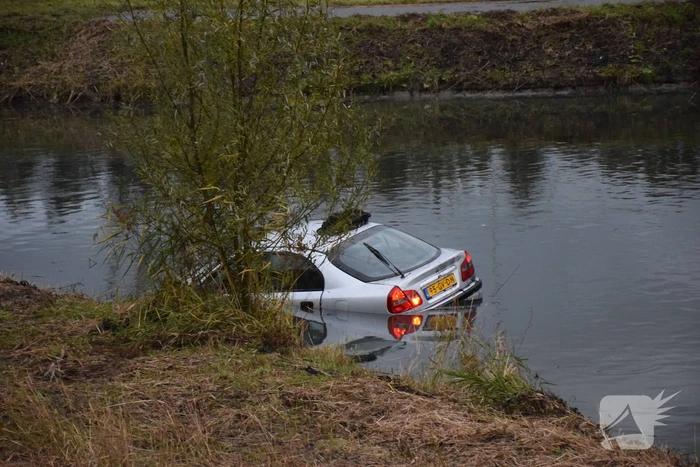 Auto raakt te water, twee inzittenden gered