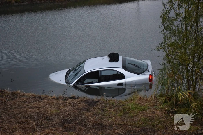 Auto raakt te water, twee inzittenden gered