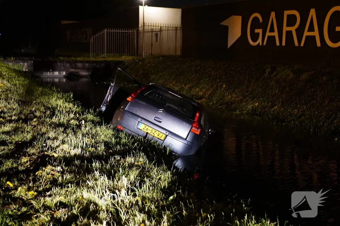 Personenauto belandt door glad wegdek in sloot