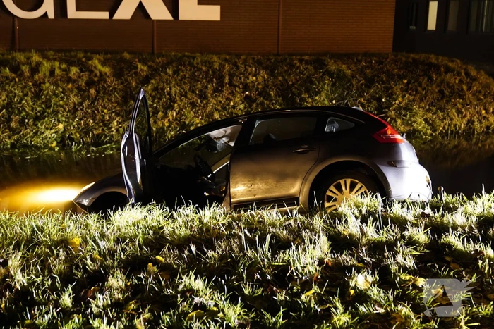 Personenauto belandt door glad wegdek in sloot