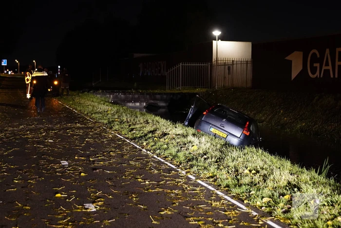 Personenauto belandt door glad wegdek in sloot