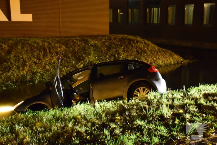 Personenauto belandt door glad wegdek in sloot
