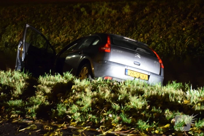 Personenauto belandt door glad wegdek in sloot