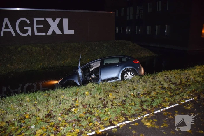 Personenauto belandt door glad wegdek in sloot