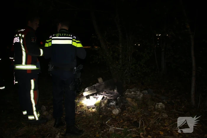 Hoopje koperdraden in brand