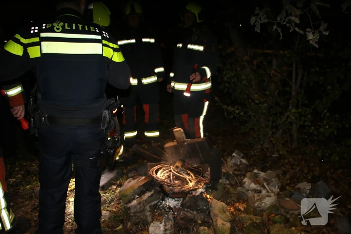 Hoopje koperdraden in brand