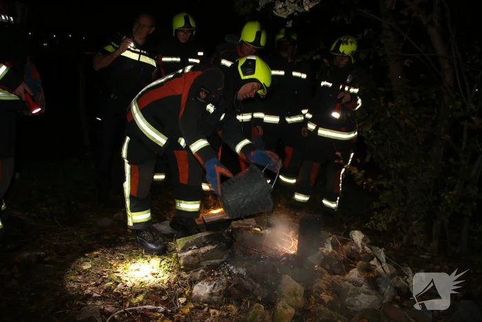 Hoopje koperdraden in brand