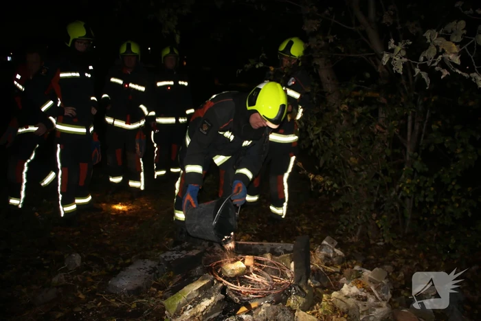 Hoopje koperdraden in brand