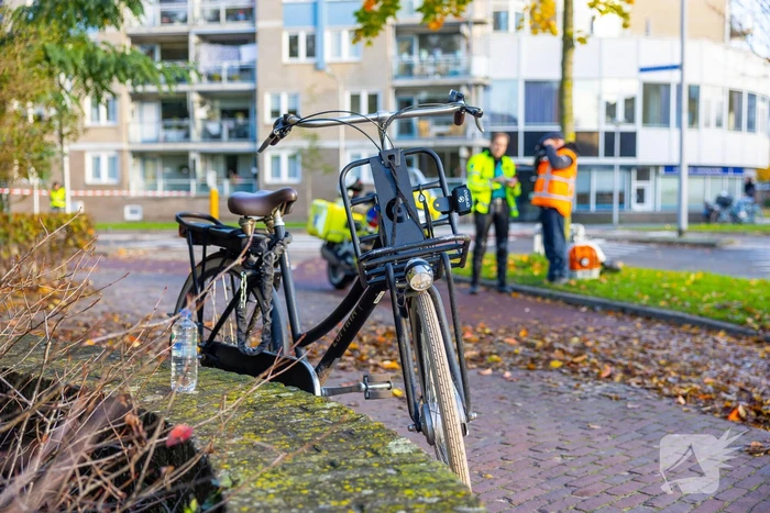 Automobilist rijdt fietser aan op rotonde bij de Stier