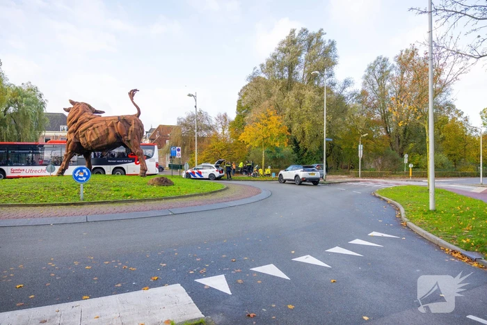 Automobilist rijdt fietser aan op rotonde bij de Stier