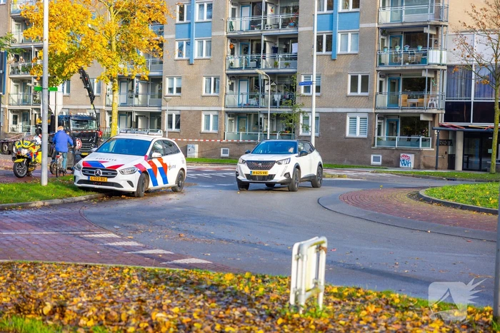 Automobilist rijdt fietser aan op rotonde bij de Stier