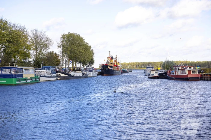 Pakjesboot 12 van Sinterklaas meert aan in de haven