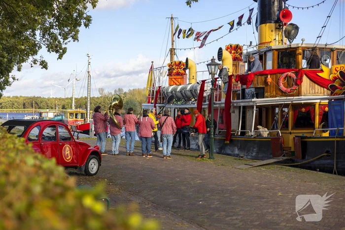 Pakjesboot 12 van Sinterklaas meert aan in de haven