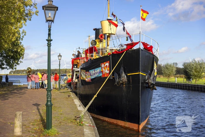 Pakjesboot 12 van Sinterklaas meert aan in de haven