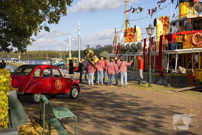 Pakjesboot 12 van Sinterklaas meert aan in de haven