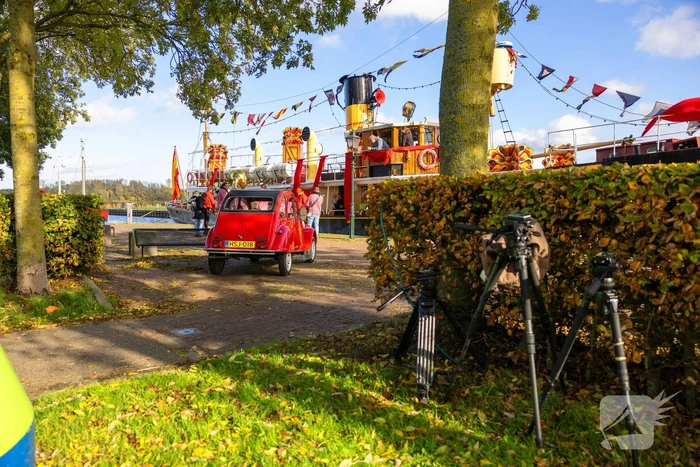 Pakjesboot 12 van Sinterklaas meert aan in de haven