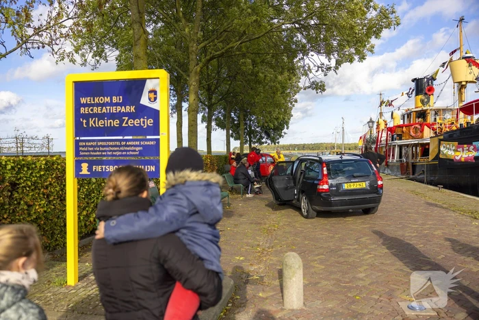 Pakjesboot 12 van Sinterklaas meert aan in de haven