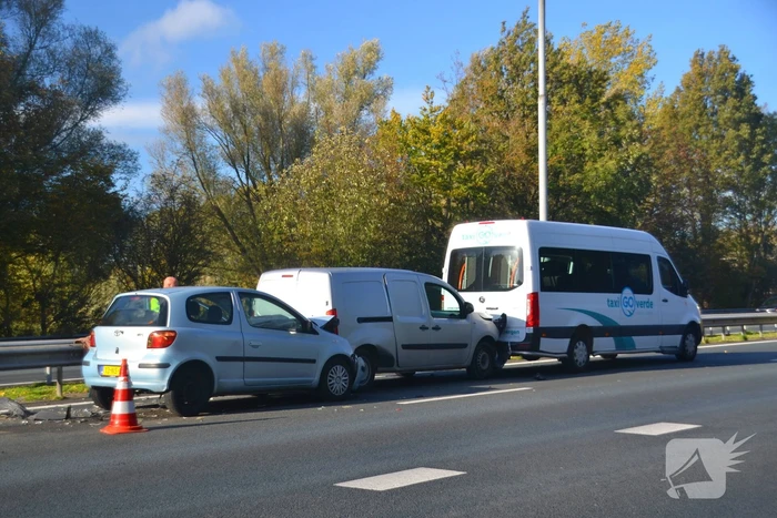 Schade bij kop-staart botsing op snelweg