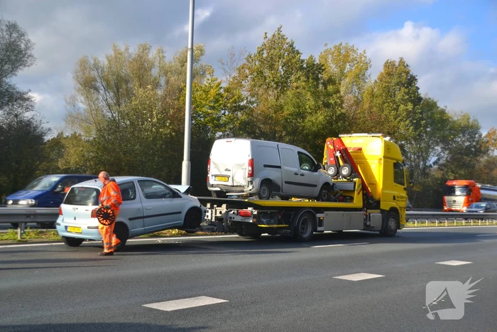 Schade bij kop-staart botsing op snelweg