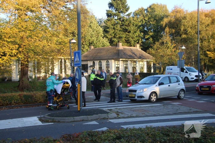 Vrouw gewond bij botsing met auto