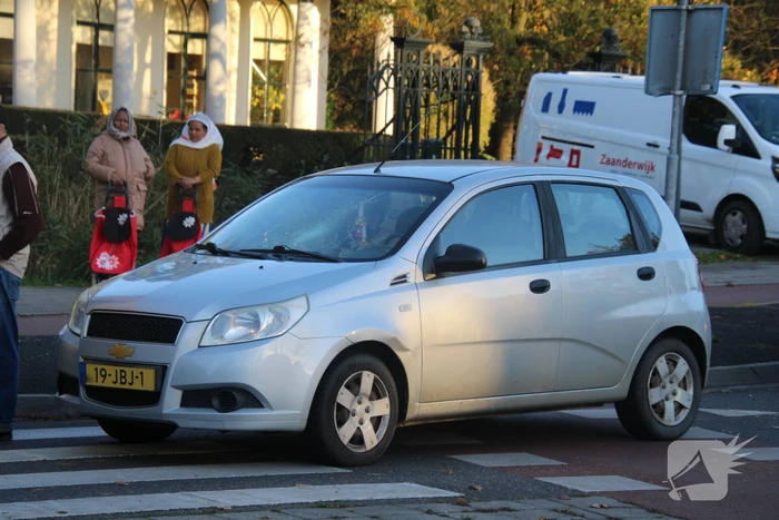 Vrouw gewond bij botsing met auto