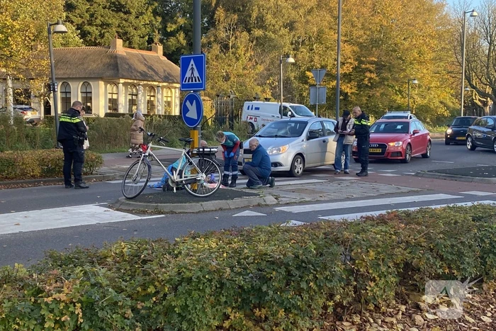 Vrouw gewond bij botsing met auto