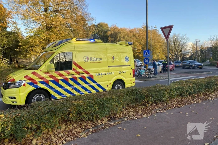 Vrouw gewond bij botsing met auto