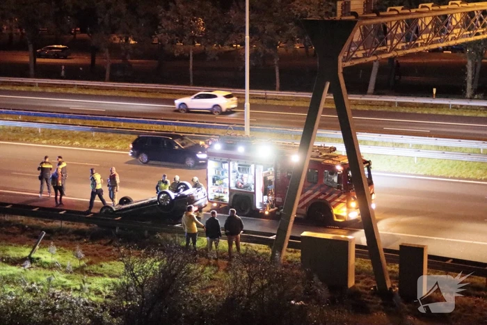 Personenauto belandt ondersteboven door ongeval