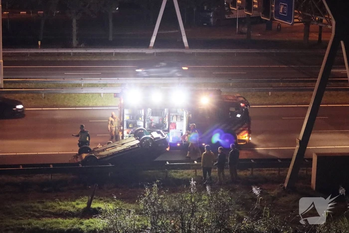 Personenauto belandt ondersteboven door ongeval