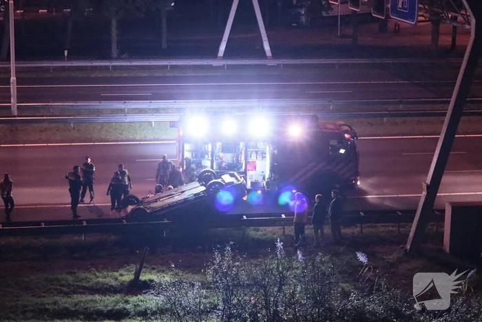Personenauto belandt ondersteboven door ongeval