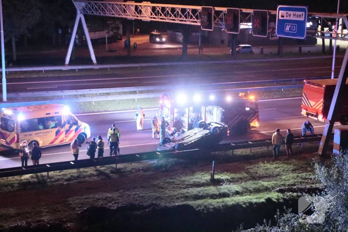 Personenauto belandt ondersteboven door ongeval