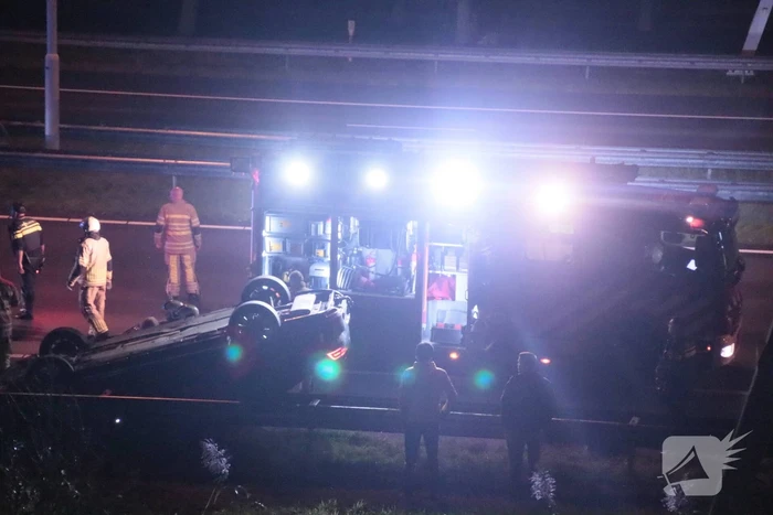Personenauto belandt ondersteboven door ongeval